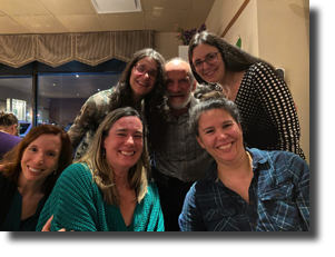 Gilles bien entouré par Marie, Mélissa, Élisabeth, Marie-Ève et Julie