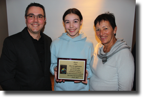 Plaque remise à Chloé par Johanne et Dave.