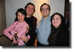 Trophées remis par Adam et Claudia à Elliot et Alexandre (désolé pour la mauvaise qualité de la photo)