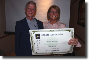 Diplôme de ceinture noire 6e dan remis à Michelle Painchaud