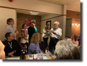 Remise d'un cadeau par Marc, Kariine, Stéphane, Mélissa et Dominique